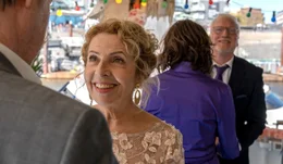 Ulla (Michaela May, 2. v. li) stellt Paul (Helmut Zierl, li.) die eine bewusste Frage