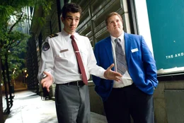 Gemeinsam mit seinem Kumpel Devon (Nate Torrence, r.) bringt Kirk (Jay Baruchel, l.) der hinrei&szlig;enden Molly ihr Handy bei einer Party vorbei ...