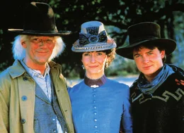 Mit der Zeitmaschine in die Vergangenheit (v.l.): Doc Brown (Christopher Lloyd), Clara Clayton (Mary Steenburgen) und Marty McFly (Michael J. Fox).