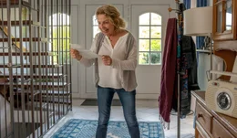 Ulla (Michaela May) ist &uuml;bergl&uuml;cklich &ndash; sie hat die Stelle doch noch bekommen!