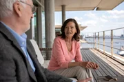 Rita (Angela Roy) f&uuml;hrt mit ihrem Mann Robert (Ernst St&ouml;tzner) ein kl&auml;rendes Gespr&auml;ch