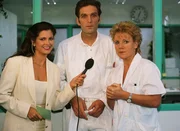 Dr. Robert Schmidt (Walter Sittler) und Nikola (Mariele Millowitsch, r.) werden nach der spektakulären Entbindung im Stau von einer Fernsehreporterin (Maxi Biewer) interviewt.