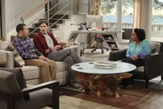 Nach mehreren Fehlgriffen hoffen Alan (Jon Cryer, l.) und Walden (Ashton Kutcher, M.) endlich mit Lisa (Kimberly Hebert Gregory, r.) die richtige Haush&auml;lterin gefunden zu haben. Doch das wird sich bald als Fehler herausstellen ...