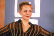Mona (Anja Beatrice Dukas) fühlt sich in ihrer neuen Rolle als Chefin des Begleitservices sehr wohl.