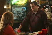 Um sich etwas abzulenken, geht Meredith (Ellen Pompeo, l.) nach der anstrengenden Schicht mit ihren Kollegen in eine Bar ...