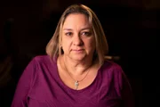 Tami Powers, James’s Schwester.