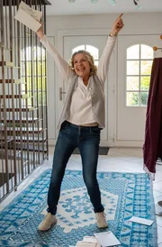 Ulla (Michaela May) ist &uuml;bergl&uuml;cklich &ndash; sie hat die Stelle doch noch bekommen!