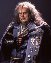General Korrd (Charles Cooper) ist der klingonische Botschafter auf dem Planeten Nimbus III.