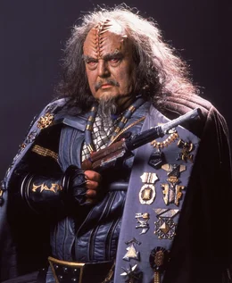 General Korrd (Charles Cooper) ist der klingonische Botschafter auf dem Planeten Nimbus III.