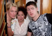 Warum hat Bernie Stiefel an und einen Spaten in der Hand? Der will doch nicht seine Mutter selbst beerdigen? Rita (Gaby Köster, l.), Gisi (Franziska Traub) und Kevin (Kevin Lorenz) sind fassungslos.
