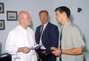 Dr. Lechner (Christoph Quest, li.) liefert den beiden Beamten Kehler (Wolfgang Bathke, Mi.) und Bonhoff (Wolfgang Krewe) keine brauchbaren Hinweise für ihre Ermittlungen.