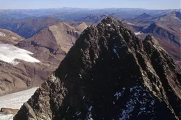 Universum: "Glockner - Der schwarze Berg", Wenn Wolkenw&auml;nde den Fels verschlucken und die T&auml;ler verschwinden lassen, ist man dem Himmel bedrohlich nahe. Dann rei&szlig;t die Sonne den Vorhang weg, spitz get&uuml;rmte Felsen erscheinen und darauf ein eisernes Kreuz. Dies ist der m&auml;chtigste Gipfel der Ostalpen und &Ouml;sterreichs h&ouml;chster Berg - der Gro&szlig;glockner. Der 3798 Meter hohe Gro&szlig;glockner, Schicksalsberg der ersten Alpinisten, ragt aus dem Tauernmassiv wie ein W&auml;chter &uuml;ber ein alpines Naturparadies. Steinb&ouml;cke und G&auml;msen klettern im Fels, Alpenblumen leuchten, und ein Adler gleitet &uuml;ber die Gipfel. Nach einem Drehbuch der Universum-Autoren Manfred Christ und Harald Pokieser setzt Georg Riha den h&ouml;chsten Gipfel der &ouml;sterreichischen Alpen in einem 90min&uuml;tigen Special mit aufwendigster Technik ins rechte Licht. Eine Dokumentation von Georg Riha, Manfred Christ und Harald Pokieser.  SENDUNG: 3sat - MI - 16.12.2020 - 17:00 UHR. - Veroeffentlichung fuer Pressezwecke honorarfrei ausschliesslich im Zusammenhang mit oben genannter Sendung oder Veranstaltung des ORF bei Urhebernennung.