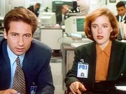 Fox Mulder (David Duchovny, l.) und Dana Scully (Gillian Anderson, r.) suchen nach einer Erklärung für mysteriöse Todesfälle.