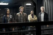 Desi (Levy Tran), MacGyver (Lucas Till), Wilt Bozer (Justin Hires) und James MacGyver (Tate Donovan)