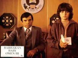 Der kleine Peter (Barnaby Holm, r.) ist zu einem willigen Werkzeug Damiens (Sam Neill, l.) geworden ...