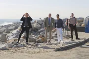 V.l.: Horatio (David Caruso), Tripp (Rex Linn) und Delko (Adam Rodriguez) nehmen das Motorboot unter die Lupe, mit dem Henry Duncan überfahren wurde. V.l.: Horatio (David Caruso), Tripp (Rex Linn) und Delko (Adam Rodriguez) nehmen das Motorboot unter die Lupe, mit dem Henry Duncan überfahren wurde.