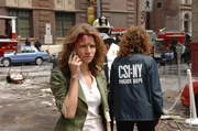 In einem Bürogebäude ist eine gewaltige Bombe detoniert. Die Detectives Monroe (Anna Belknap, l.) und Bonasera (Melina Kanakaredes) versuchen, die Situation unter Kontrolle zu bekommen.