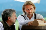 Biergarten-Eröffnung: Julius (Michele Oliveri, l.) und Michael (Erich Altenkopf, r.) unterhalten sich über Gitti.
