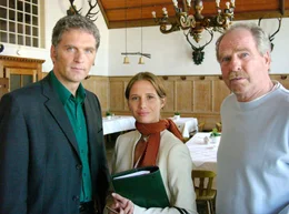 V. l. n. r.: Robert (Walter Sittler), Yvonne (Nadeshda Brennicke), Georg (Friedrich von Thun).