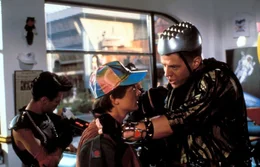 In der Mitte: Marty McFly (Michael J. Fox)