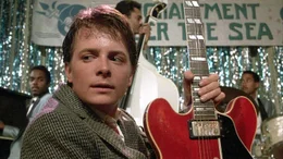 Auf dem Schulfest beeindruckt Marty (Michael J. Fox) mit einem legend&auml;ren Gitarrensolo..