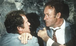 Der franz&ouml;sische Cop Henri (Bernard Fresson, l.) versucht seinen cholerischen Kollegen Doyle (Gene Hackman, r.) zu beruhigen ...