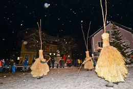 Gestalten "Strohschabe" mit meterlangen H&ouml;rnern beim schnalzen anl&auml;sslich des j&auml;hrlichen Nikolospiel in Bad Mitterndorf.
