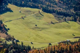 Landschaft am Grundlsee im Fr&uuml;hjahr vom Ortsteil Aue.