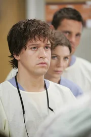 Während ihres Aufenthalts in der Bar, werden alle Ärzte zum Notdienst ins Krankenhaus zurückbeordert. Auch George (T.R. Knight, l.), Meredith (Ellen Pompeo, M.) und Alex (Justin Chambers, r.) ...