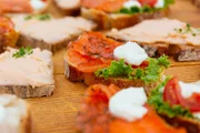 Die Begrüßungs-Canapés: Brote mit Fisch-Mousse und geräuchertem Lachs.