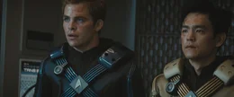 Ihr erster Einsatz auf der Enterprise artet zu einem gnadenlosen Kampf ums &Uuml;berleben aus: Steuermann Sulu (John Cho, r.) und Kirk (Chris Pine, l.) ...