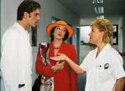 Nikola (Mariele Millowitsch, r.) wird in Schmidts (Walter Sittler) Streit mit seiner Ex-Frau Yvonne (Konstanze Breitebner) hineingezogen. Nikola (Mariele Millowitsch, r.) wird in Schmidts (Walter Sittler) Streit mit seiner Ex-Frau Yvonne (Konstanze Breitebner) hineingezogen.