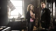 Mac Taylor (Gary Sinise) und Stella Bonasera (Melina Kanakaredes) gehen davon aus, dass der Brand in der Nachbarwohnung entstanden ist. Mac Taylor (Gary Sinise) und Stella Bonasera (Melina Kanakaredes) gehen davon aus, dass der Brand in der Nachbarwohnung entstanden ist.