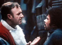 Als Weihnachtsmann getarnt, schnappt sich der Polizist Jimmy Doyle (Gene Hackman, l.) einen kleinen Drogendealer ...