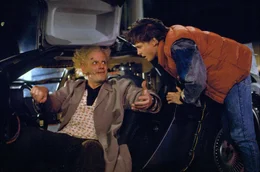 Stolz zeigt Doc Brown (Christopher Lloyd, l.) Marty (Michael J. Fox) die Zeitmaschine. Das Ger&auml;t wird f&uuml;r einigen &Auml;rger sorgen!