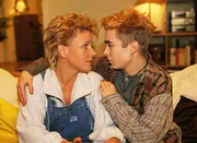 Nikola (Mariele Millowitsch) möchte sich mit ihrem Sohn Peter (Eric Benz) einen gemütlichen Abend machen. Peter ist von dieser Idee nicht gerade begeistert. Nikola (Mariele Millowitsch) möchte sich mit ihrem Sohn Peter (Eric Benz) einen gemütlichen Abend machen. Peter ist von dieser Idee nicht gerade begeistert.