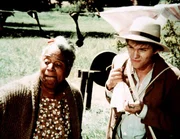 Eigentlich will sich John-Boy (Richard Thomas, r.) für zwei Tage in der einsamen Montgomery-Hütte einquartieren, um in Ruhe eine Geschichte für die Zeitung zu schreiben, doch es kommt anders als geplant ...