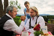 ARD STURM DER LIEBE FOLGE 1414. Biergarten-Eröffnung: Gitti (Kathleen Fiedler, M.) schlägt vor, dass André (Joachim Lätsch, l.) und Michael (Erich Altenkopf, r.) ihren Wohnungsstreit durch eine Partie Armdrücken lösen.