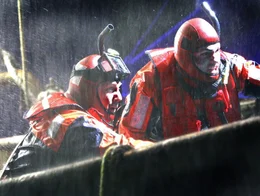 Ihnen steht in den eisigen Fluten die gr&ouml;&szlig;te Herausforderung bevor: der legend&auml;re Rettungsschwimmer Ben Randall (Kevin Costner, l.) und sein begabter Sch&uuml;ler Jake Fischer (Ashton Kutcher, r.) ...