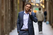 Sam Henderson (Steven Cree), neuer britischer Generalkonsul in Barcelona, f&uuml;hrt merkw&uuml;rdige Telefonate und hat Geheimnisse vor seinem Stab.