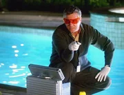 In einer Luxus-Villa wird die Leiche der Hausbesitzerin entdeckt. Gil (William Petersen) und sein Team finden schnell eine weitere Leiche: Der Ehemann liegt im Filter des Swimmingpools! In einer Luxus-Villa wird die Leiche der Hausbesitzerin entdeckt. Gil (William Petersen) und sein Team finden schnell eine weitere Leiche: Der Ehemann liegt im Filter des Swimmingpools!