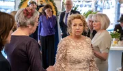 Ulla (Michaela May, 3. v. re.) ist entsetzt &uuml;ber Pauls Antwort