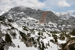 Karstgesteinplateau auf Totem Gebirge.