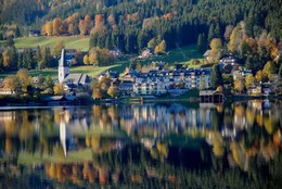 Altausseer See im Herbsauf Altausseer See und Dachsteingletscher.