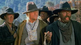 Doc Brown (Christopher Lloyd, 2.v.li.) und Buford 'Mad Dog' Tannen (Thomas F. Wilson, re.)