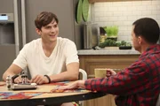 Finden Jenny ziemlich seltsam: Walden (Ashton Kutcher, l.) und Alan (Jon Cryer, r.) ...