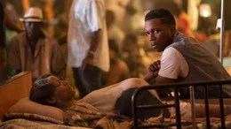 l-r: Tracey Graves als Sorenne Fielding, Leslie Odom Jr. als Victor Fielding