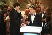 Alan (Jon Cryer, r.) will unbedingt ein Date mit Lynda Carter, als er herausfindet, dass Walden (Ashton Kutcher, l.) sie kennt. Doch wird Walden ihm dabei behilflich sein?