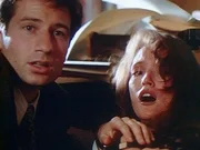 Der FBI-Agent Fox Mulder (David Duchovny, l.) und Lauren (Lisa Waltz, r.) werden Augenzeugen, wie ein Geist Rache nimmt.