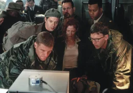 Sergeant O'Neal (Doug Savant, v.), Dr. Niko Tatopoulos (Matthew Broderick, 2 v. li.), Dr. Elsie Chapman (Vicki Lewis, m.)
